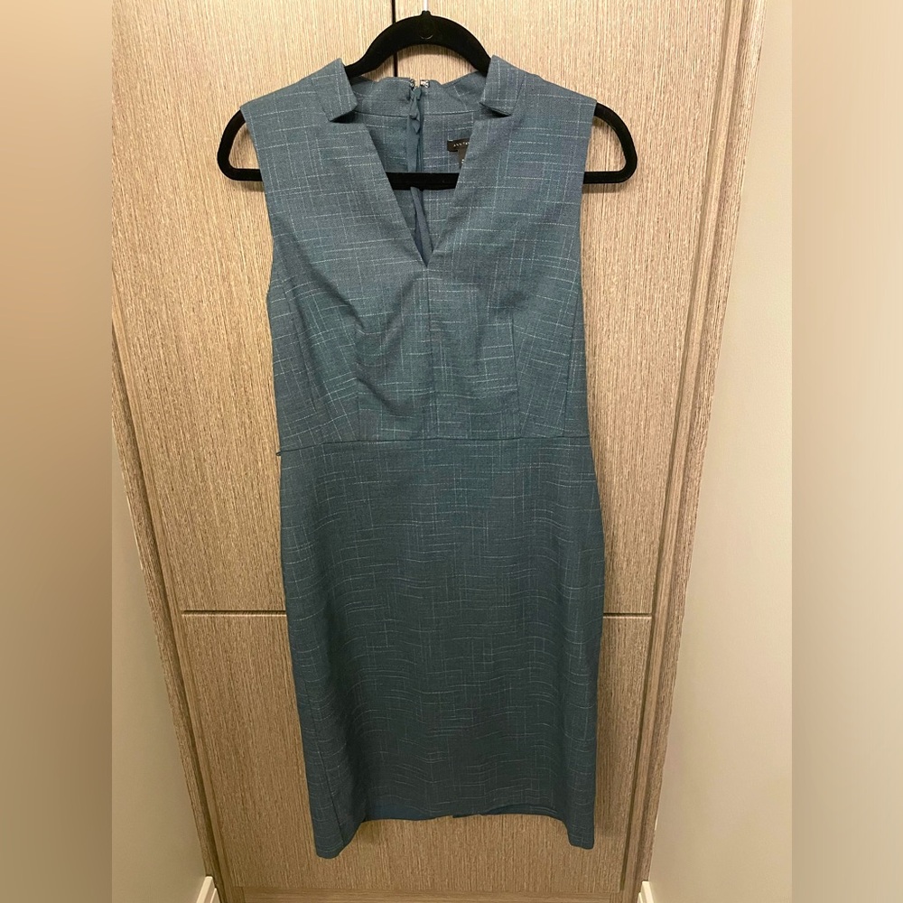 WORN ONCE! Ann Taylor. Size 6. Back zip. Optional belt. Super flattering!